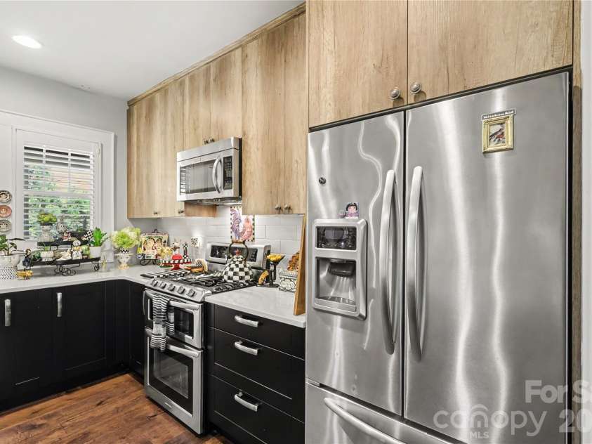 2527 Sharon Road, Charlotte, NC 28211.  MLS# CAR4407743, YatesRealty ID 42507. 