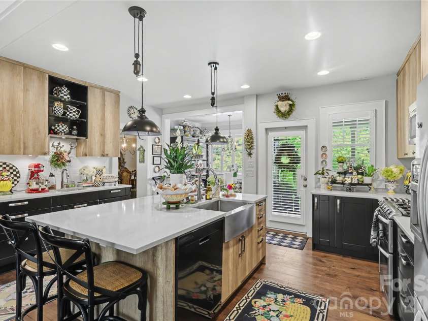 2527 Sharon Road, Charlotte, NC 28211.  MLS# CAR4407743, YatesRealty ID 42507. 