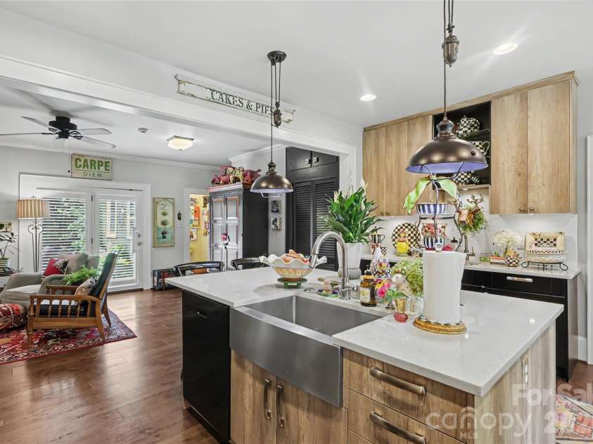 2527 Sharon Road, Charlotte, NC 28211.  MLS# CAR4407743, YatesRealty ID 42507. 