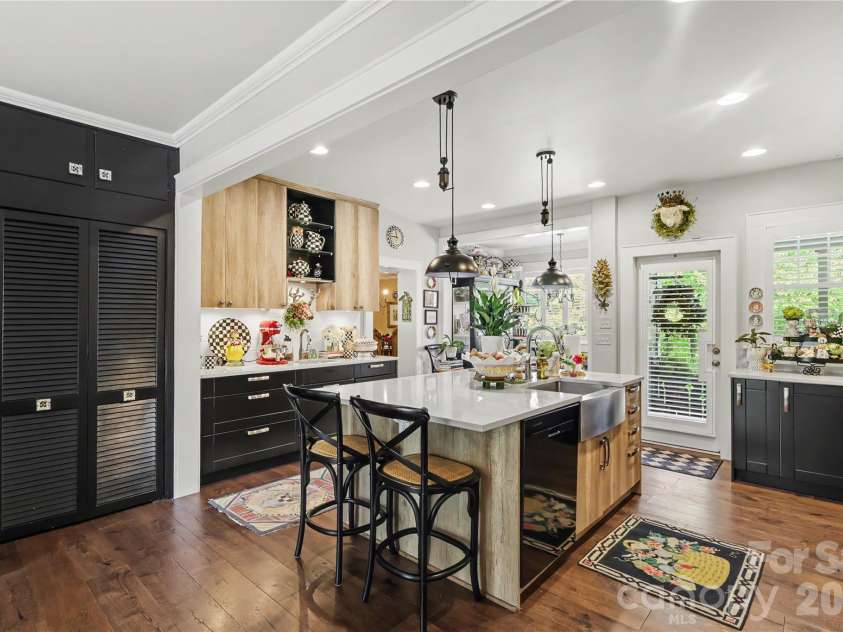 2527 Sharon Road, Charlotte, NC 28211.  MLS# CAR4407743, YatesRealty ID 42507. 