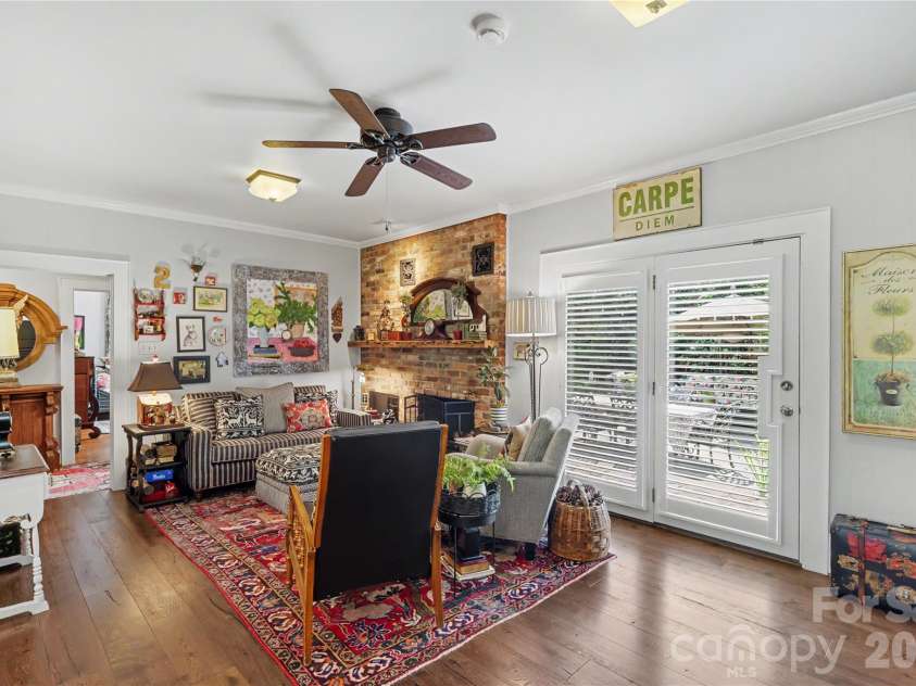 2527 Sharon Road, Charlotte, NC 28211.  MLS# CAR4407743, YatesRealty ID 42507. 