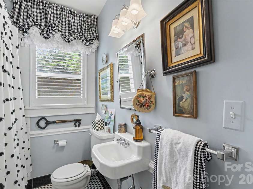 2527 Sharon Road, Charlotte, NC 28211.  MLS# CAR4407743, YatesRealty ID 42507. 