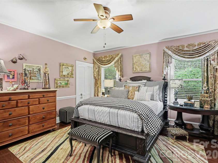 2527 Sharon Road, Charlotte, NC 28211.  MLS# CAR4407743, YatesRealty ID 42507. 