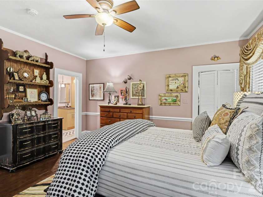 2527 Sharon Road, Charlotte, NC 28211.  MLS# CAR4407743, YatesRealty ID 42507. 
