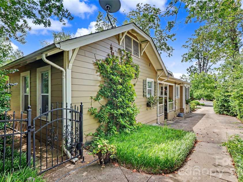 2527 Sharon Road, Charlotte, NC 28211.  MLS# CAR4407743, YatesRealty ID 42507. 