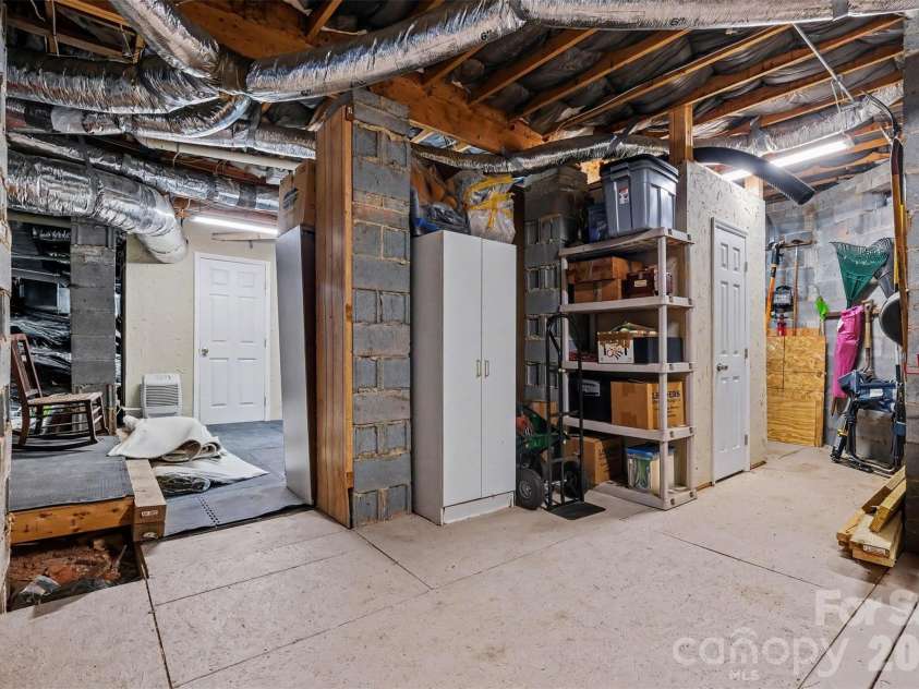 16105 Woolwine Road, Charlotte, NC 28278.  MLS# CAR4385988, YatesRealty ID 42509. Basement