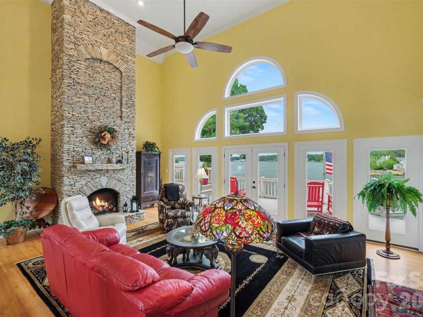 16105 Woolwine Road, Charlotte, NC 28278.  MLS# CAR4385988, YatesRealty ID 42509. Down stairs living room