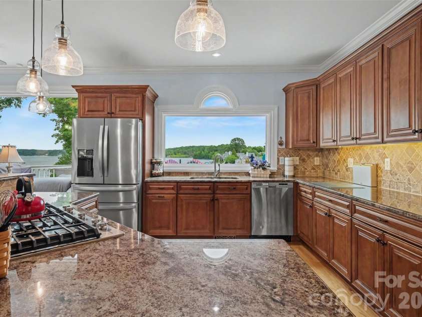 16105 Woolwine Road, Charlotte, NC 28278.  MLS# CAR4385988, YatesRealty ID 42509. Kitchen