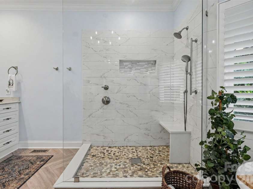 16105 Woolwine Road, Charlotte, NC 28278.  MLS# CAR4385988, YatesRealty ID 42509. Primary bathroom