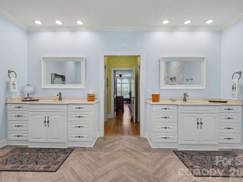 16105 Woolwine Road, Charlotte, NC 28278.  MLS# CAR4385988, YatesRealty ID 42509. Primary bathroom