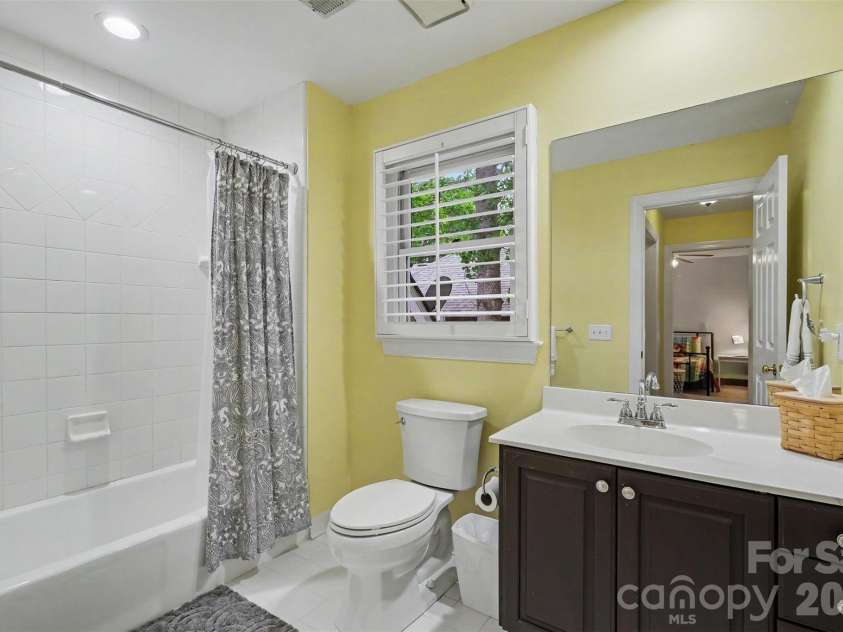 16105 Woolwine Road, Charlotte, NC 28278.  MLS# CAR4385988, YatesRealty ID 42509. Upstairs bath 1