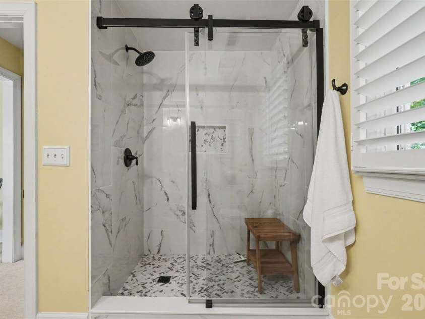 16105 Woolwine Road, Charlotte, NC 28278.  MLS# CAR4385988, YatesRealty ID 42509. Upstairs bath 2