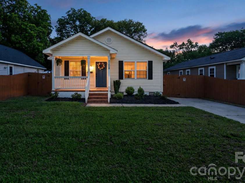 3208 Boyd Street, Charlotte, NC 28208.  MLS# CAR4410068, YatesRealty ID 42513. 