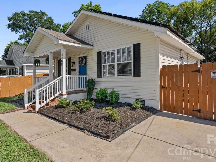 3208 Boyd Street, Charlotte, NC 28208.  MLS# CAR4410068, YatesRealty ID 42513. 