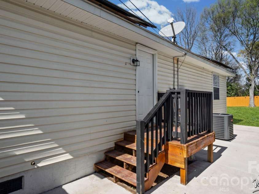 3208 Boyd Street, Charlotte, NC 28208.  MLS# CAR4410068, YatesRealty ID 42513. 