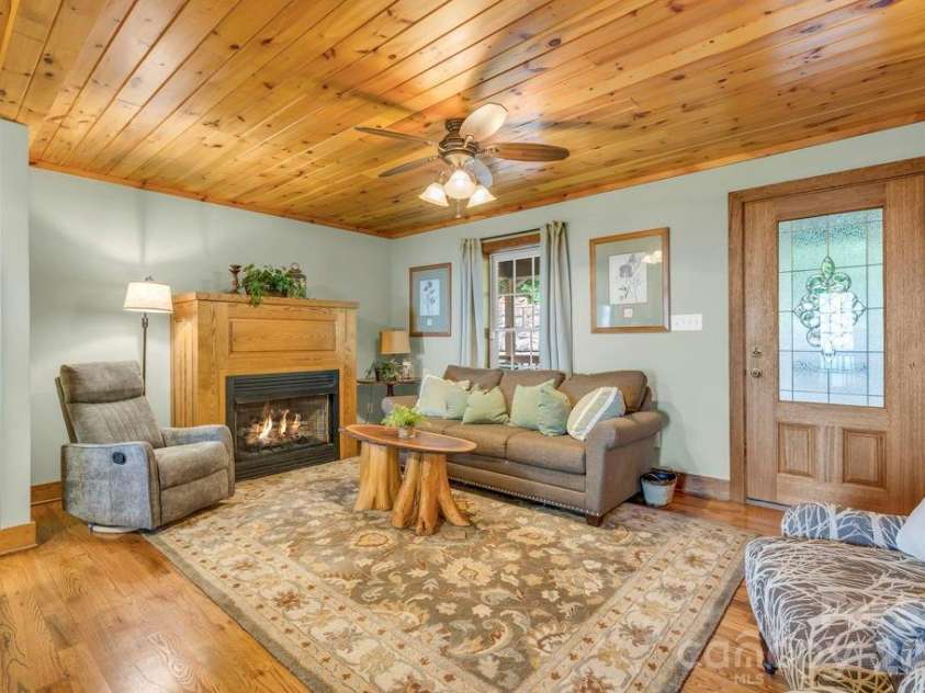 199 Bear Drive, Blowing Rock, NC 28605.  MLS# CAR4412941, YatesRealty ID 42520. 