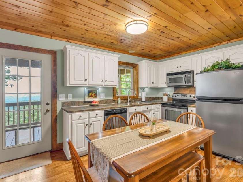 199 Bear Drive, Blowing Rock, NC 28605.  MLS# CAR4412941, YatesRealty ID 42520. 