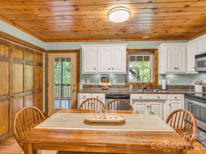 199 Bear Drive, Blowing Rock, NC 28605.  MLS# CAR4412941, YatesRealty ID 42520. 