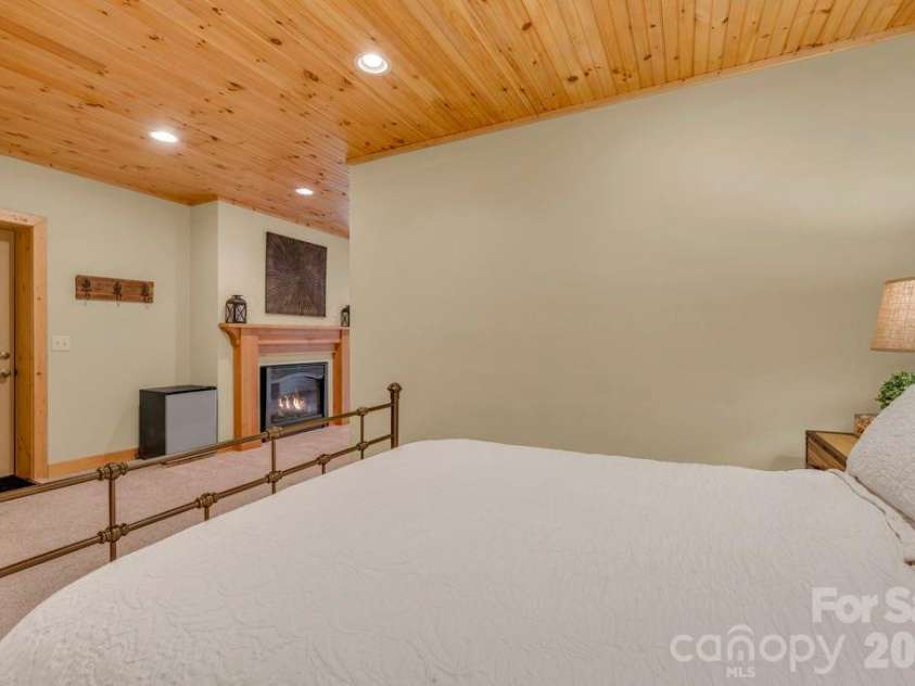 199 Bear Drive, Blowing Rock, NC 28605.  MLS# CAR4412941, YatesRealty ID 42520. 