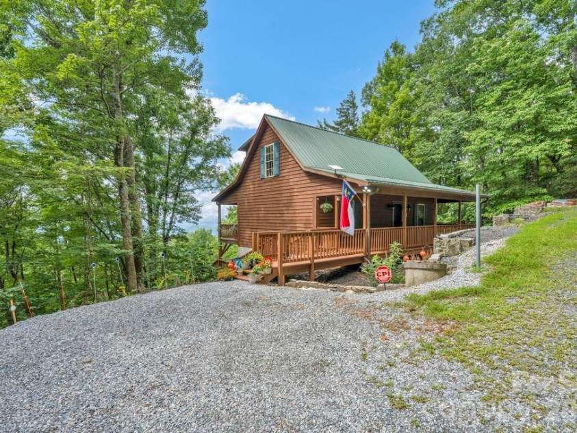 199 Bear Drive, Blowing Rock, NC 28605.  MLS# CAR4412941, YatesRealty ID 42520. 
