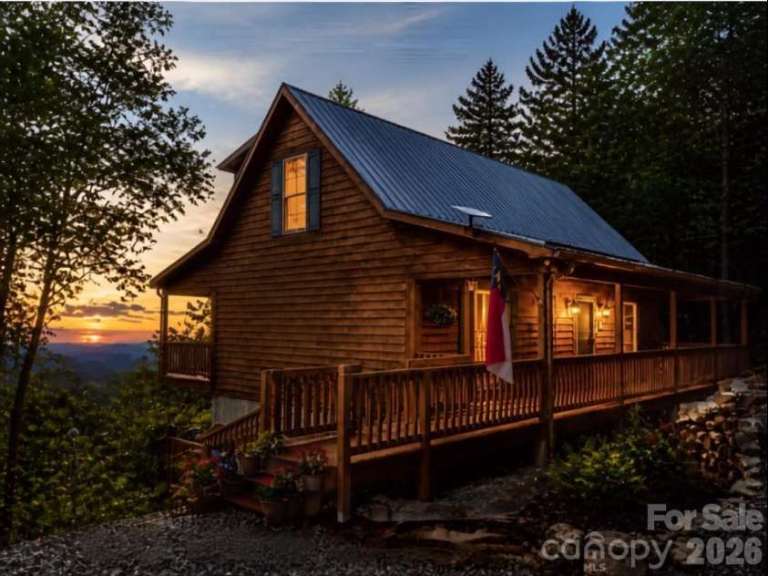 199 Bear Drive, Blowing Rock, NC 28605.  MLS# CAR4412941, YatesRealty ID 42520. 