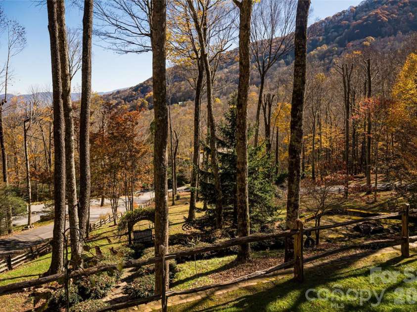 580 Flying Hawk Trail, Waynesville, NC 28786.  MLS# CAR4410856, YatesRealty ID 42522. 