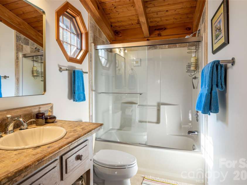 580 Flying Hawk Trail, Waynesville, NC 28786.  MLS# CAR4410856, YatesRealty ID 42522. Guest bath