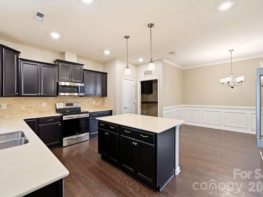 13313 Canterbury Castle Drive, Charlotte, NC 28273.  MLS# CAR4408579, YatesRealty ID 42526. 
