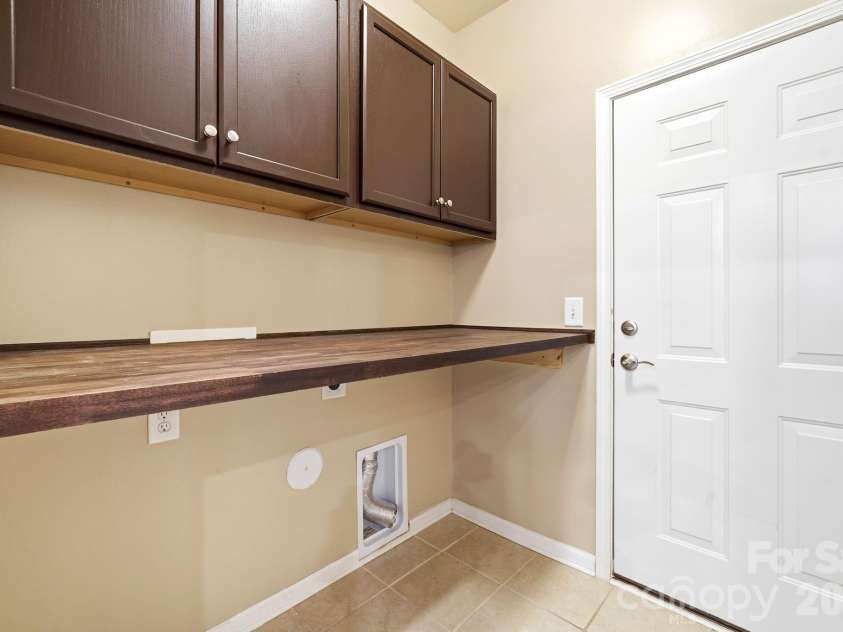 13313 Canterbury Castle Drive, Charlotte, NC 28273.  MLS# CAR4408579, YatesRealty ID 42526. Laundry Room
