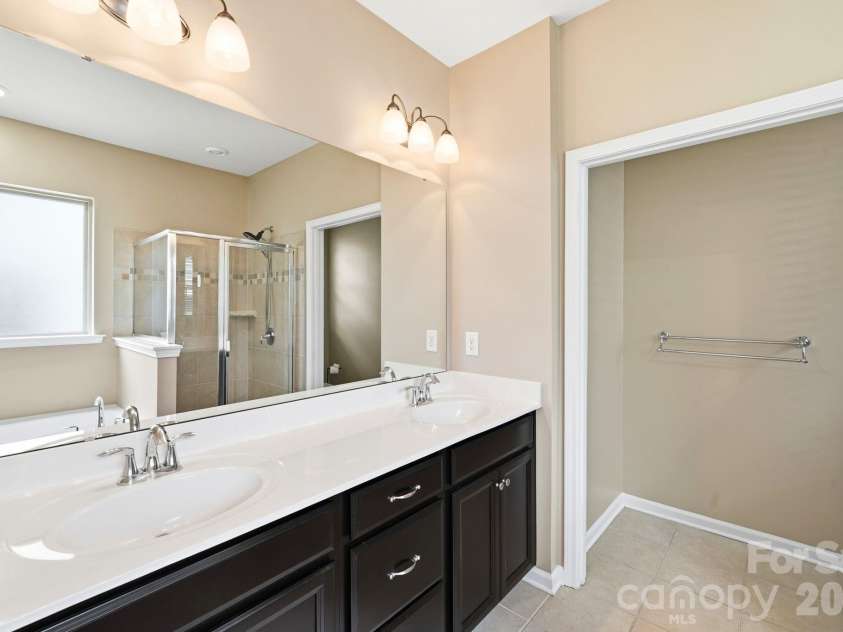 13313 Canterbury Castle Drive, Charlotte, NC 28273.  MLS# CAR4408579, YatesRealty ID 42526. Primary Bath