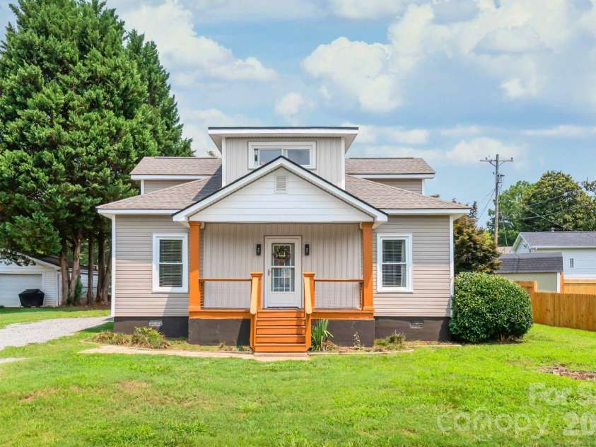 200 Park Avenue, Mount Holly, NC 28120.  MLS# CAR4407165, YatesRealty ID 42529. Move-in Ready Home!