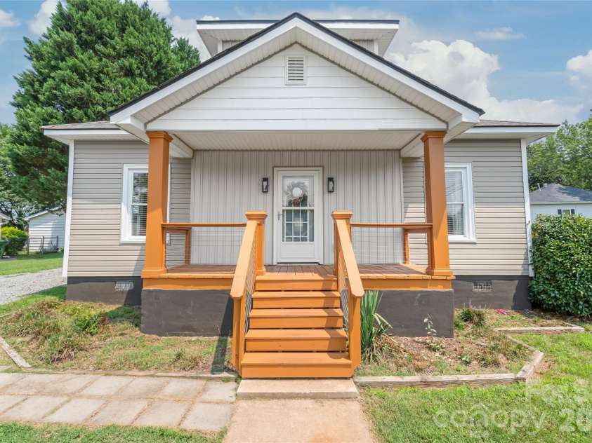 200 Park Avenue, Mount Holly, NC 28120.  MLS# CAR4407165, YatesRealty ID 42529. Welcome home, come inside