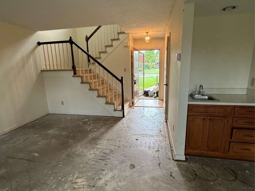 6805 Cabot Circle, Charlotte, NC 28226.  MLS# CAR4411106, YatesRealty ID 42535. 