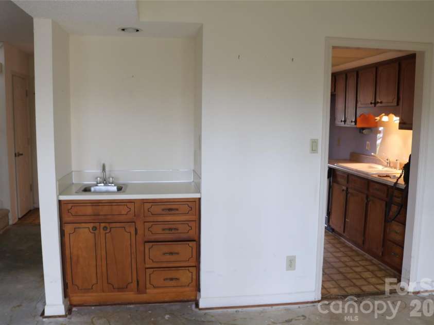 6805 Cabot Circle, Charlotte, NC 28226.  MLS# CAR4411106, YatesRealty ID 42535. 