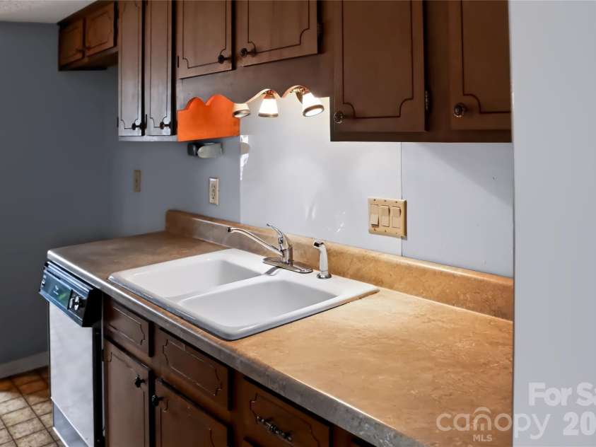 6805 Cabot Circle, Charlotte, NC 28226.  MLS# CAR4411106, YatesRealty ID 42535. 