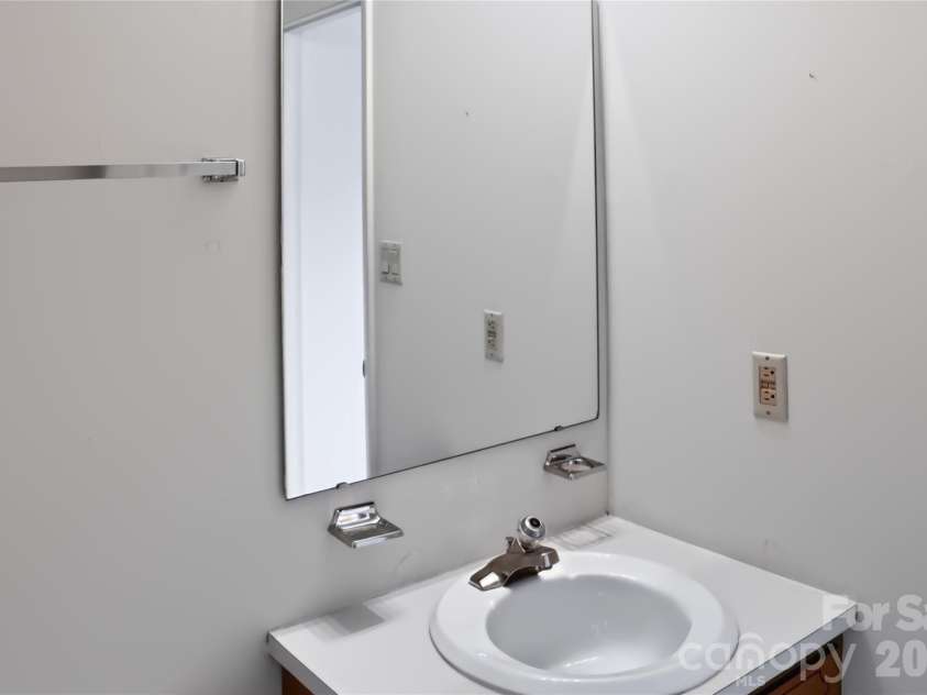 6805 Cabot Circle, Charlotte, NC 28226.  MLS# CAR4411106, YatesRealty ID 42535. 