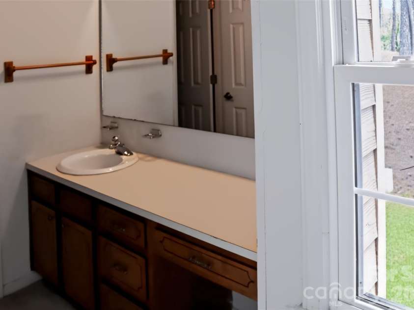 6805 Cabot Circle, Charlotte, NC 28226.  MLS# CAR4411106, YatesRealty ID 42535. 