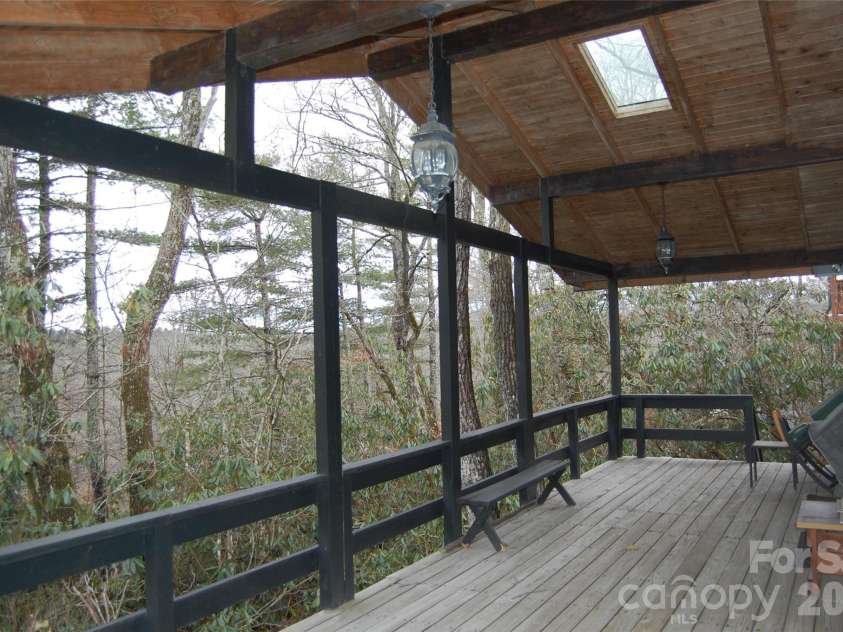 202 Knoll Circle, Newland, NC 28657.  MLS# CAR4358151, YatesRealty ID 4254. 