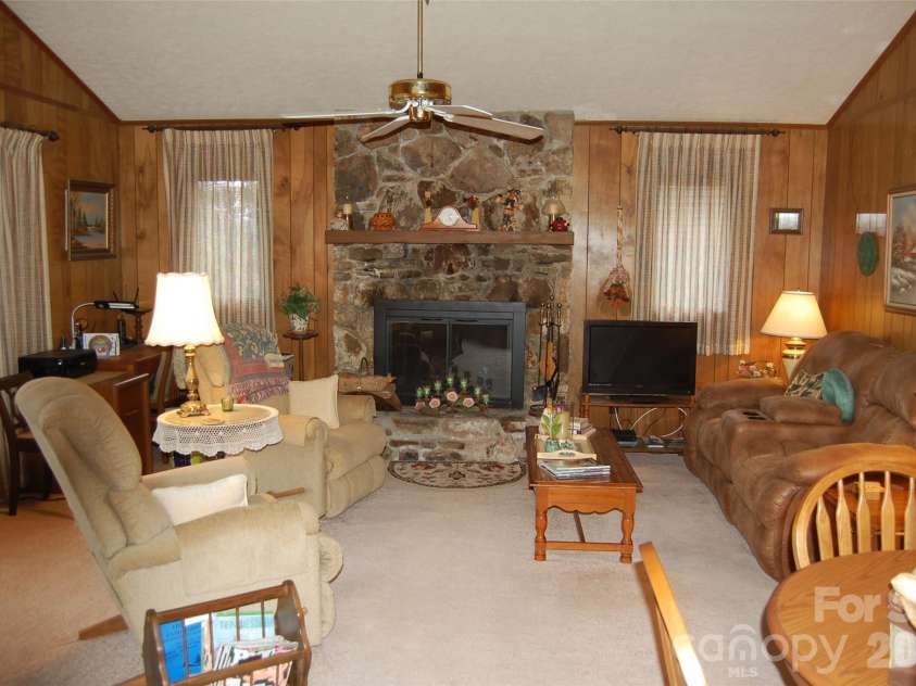 202 Knoll Circle, Newland, NC 28657.  MLS# CAR4358151, YatesRealty ID 4254. 