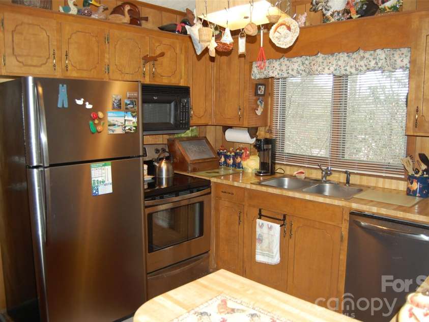 202 Knoll Circle, Newland, NC 28657.  MLS# CAR4358151, YatesRealty ID 4254. 