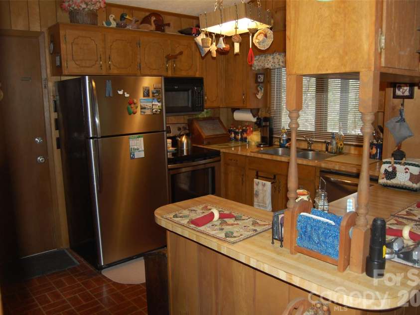 202 Knoll Circle, Newland, NC 28657.  MLS# CAR4358151, YatesRealty ID 4254. 