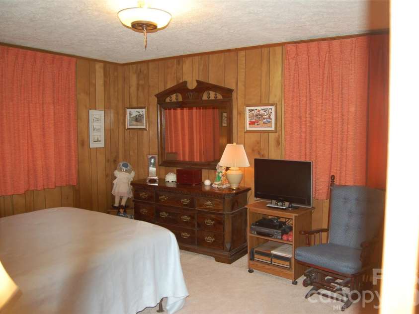 202 Knoll Circle, Newland, NC 28657.  MLS# CAR4358151, YatesRealty ID 4254. 