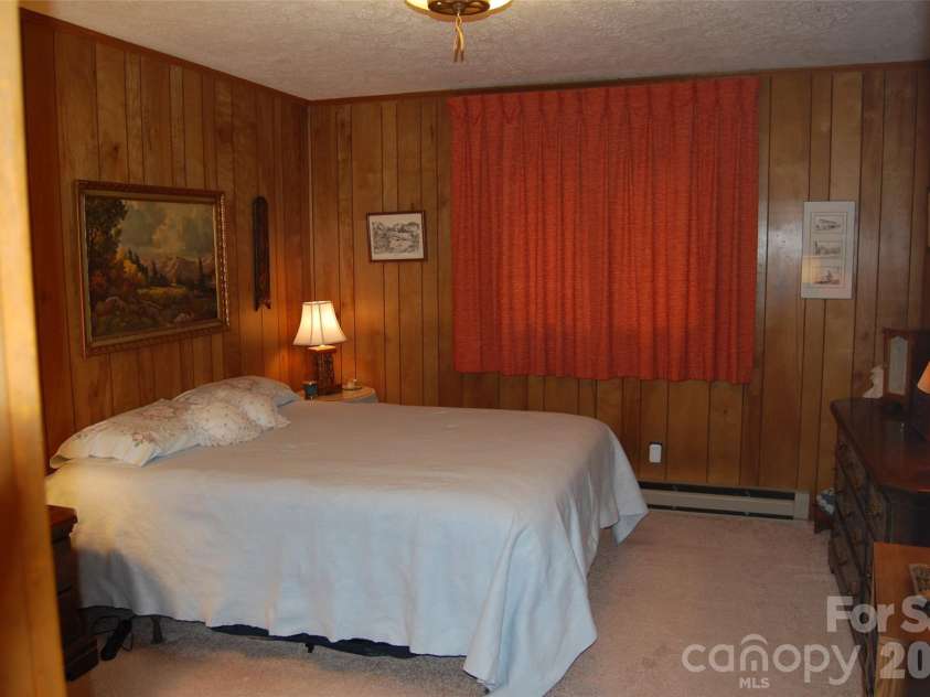 202 Knoll Circle, Newland, NC 28657.  MLS# CAR4358151, YatesRealty ID 4254. 