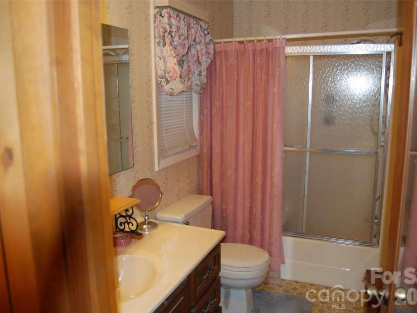 202 Knoll Circle, Newland, NC 28657.  MLS# CAR4358151, YatesRealty ID 4254. 