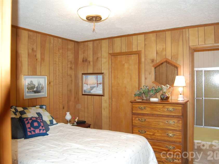 202 Knoll Circle, Newland, NC 28657.  MLS# CAR4358151, YatesRealty ID 4254. 