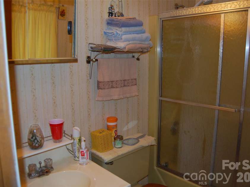 202 Knoll Circle, Newland, NC 28657.  MLS# CAR4358151, YatesRealty ID 4254. 