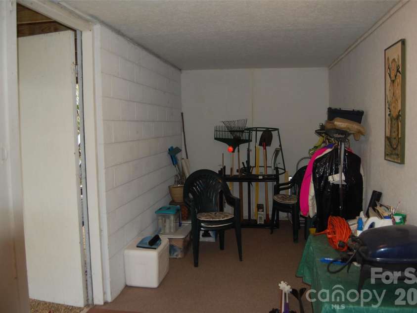 202 Knoll Circle, Newland, NC 28657.  MLS# CAR4358151, YatesRealty ID 4254. 