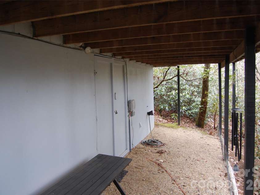 202 Knoll Circle, Newland, NC 28657.  MLS# CAR4358151, YatesRealty ID 4254. 