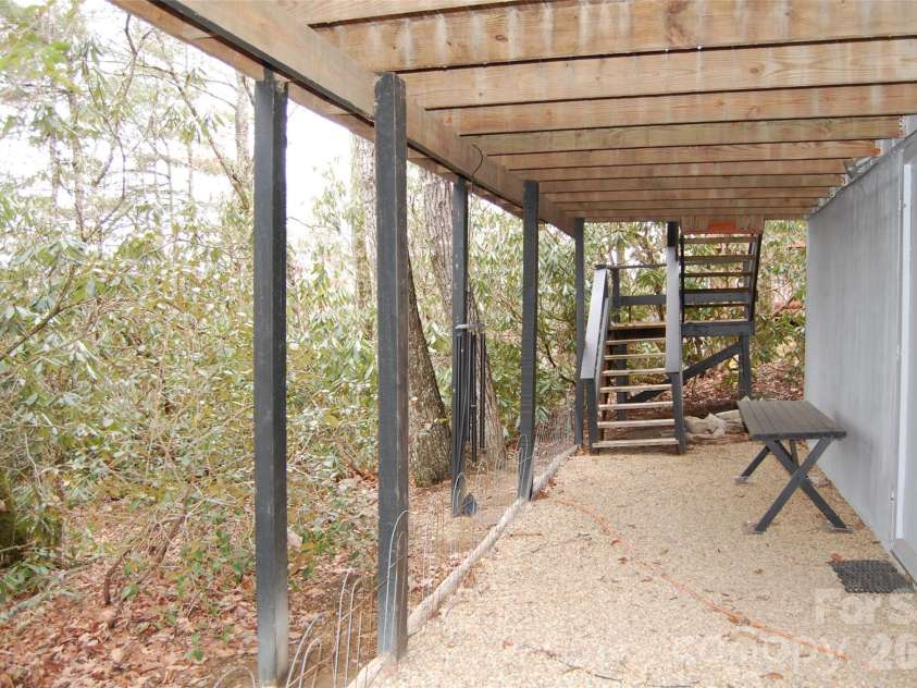 202 Knoll Circle, Newland, NC 28657.  MLS# CAR4358151, YatesRealty ID 4254. 