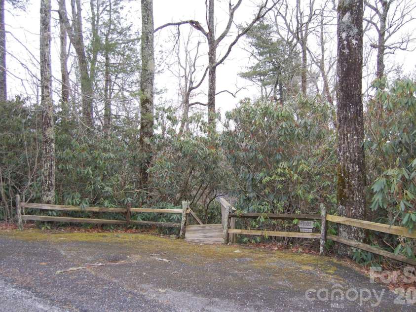 202 Knoll Circle, Newland, NC 28657.  MLS# CAR4358151, YatesRealty ID 4254. 